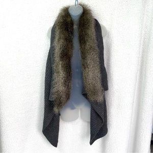 EUC Luxe Essentials maternity dark gray ribbed sweater vest, faux fur collar